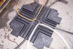 Černo-žlutý plastový kabelový most "křižovatka" (4x35x35, 1x35x40) FLOMA CPR27 - délka 80 cm, šířka 80 cm, výška 6 cm