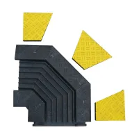 Černo-žlutý plastový rohový kabelový most "pravá zatáčka" (4x35x35, 1x35x40) FLOMA CPR27 - délka 50 cm, šířka 43 cm, výška 6 cm