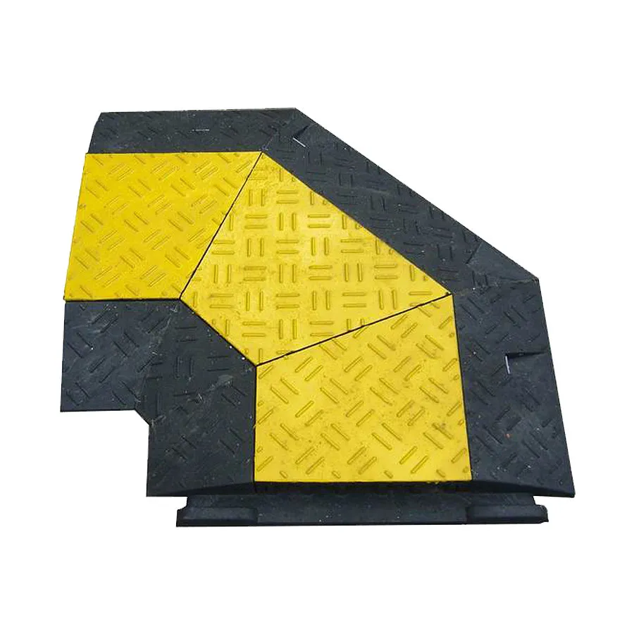 Černo-žlutý plastový rohový kabelový most "pravá zatáčka" (4x35x35, 1x35x40) FLOMA CPR27 - délka 50 cm, šířka 43 cm, výška 6 cm