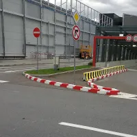 Černý plastový silniční obrubník RePVC - délka 58 cm, šířka 16 cm, výška 15,8 cm