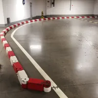 Černý plastový silniční obrubník RePVC - délka 58 cm, šířka 16 cm, výška 15,8 cm