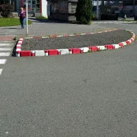 Červený plastový silniční obrubník RePVC - délka 58 cm, šířka 16 cm, výška 15,8 cm