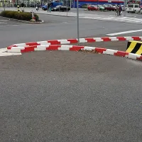 Červený plastový silniční obrubník RePVC - délka 58 cm, šířka 16 cm, výška 15,8 cm