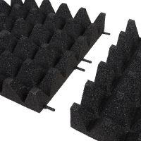 Černá gumová dlaždice (V100/R75) - délka 50 cm, šířka 50 cm a výška 10 cm