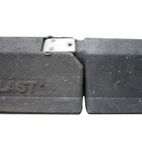 Černý plastový silniční vodicí práh CZ 3 - délka 109,5 cm, délka 24,8 cm, výška 9 cm