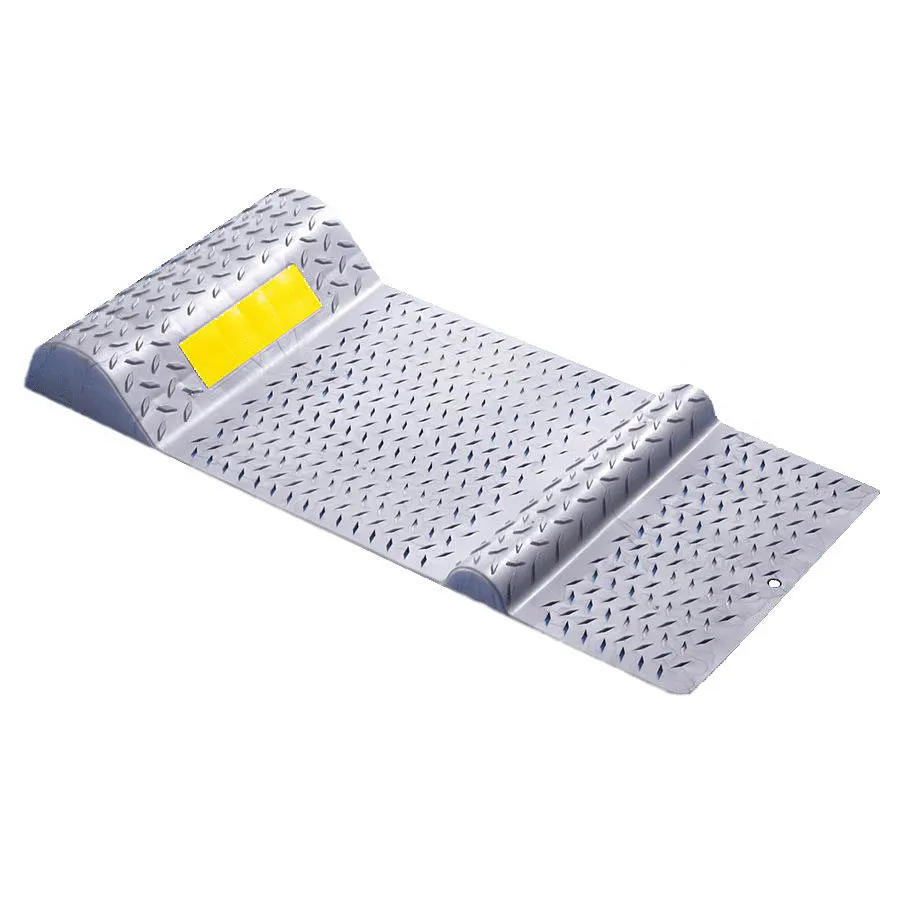 Stříbrný plastový parkovací doraz - délka 52 cm, šířka 25 cm, výška 5,5 cm