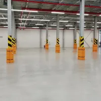 Žlutá plastová extra odolná ochrana sloupů (chránič) McCue - šířka 45-55 cm, výška 110 cm, tloušťka 12,5 cm - 4 ks