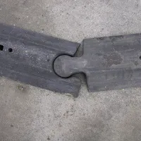 Žlutý plastový koncový díl "samec" pro vodicí prahy CZ 3 - délka 49 cm, délka 24,8 cm, výška 9 cm