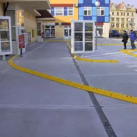 Žlutý plastový koncový díl "samice" pro vodicí prahy CZ 3 - délka 49 cm, délka 24,8 cm, výška 9 cm