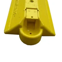 Žlutý plastový silniční vodicí práh CZ 3 - délka 109,5 cm, délka 24,8 cm, výška 9 cm