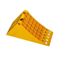 Žlutý plastový zakládací klín pod kola - délka 48 cm, šířka 20 cm, výška 24 cm