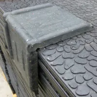 Černá plastová ochrana hran obalů, palet (hrana) - délka 15 cm, šířka 15 cm