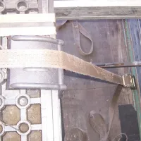 Černá plastová ochrana hran obalů, palet (hrana) - délka 15 cm, šířka 15 cm