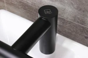 Černý nerezový bezdotykový vysoušeč rukou ve vodovodní baterii Jet Dryer AIRTAP Černý nerezový bezdotykový vysoušeč rukou ve vodovodní baterii Jet Dryer AIRTAP