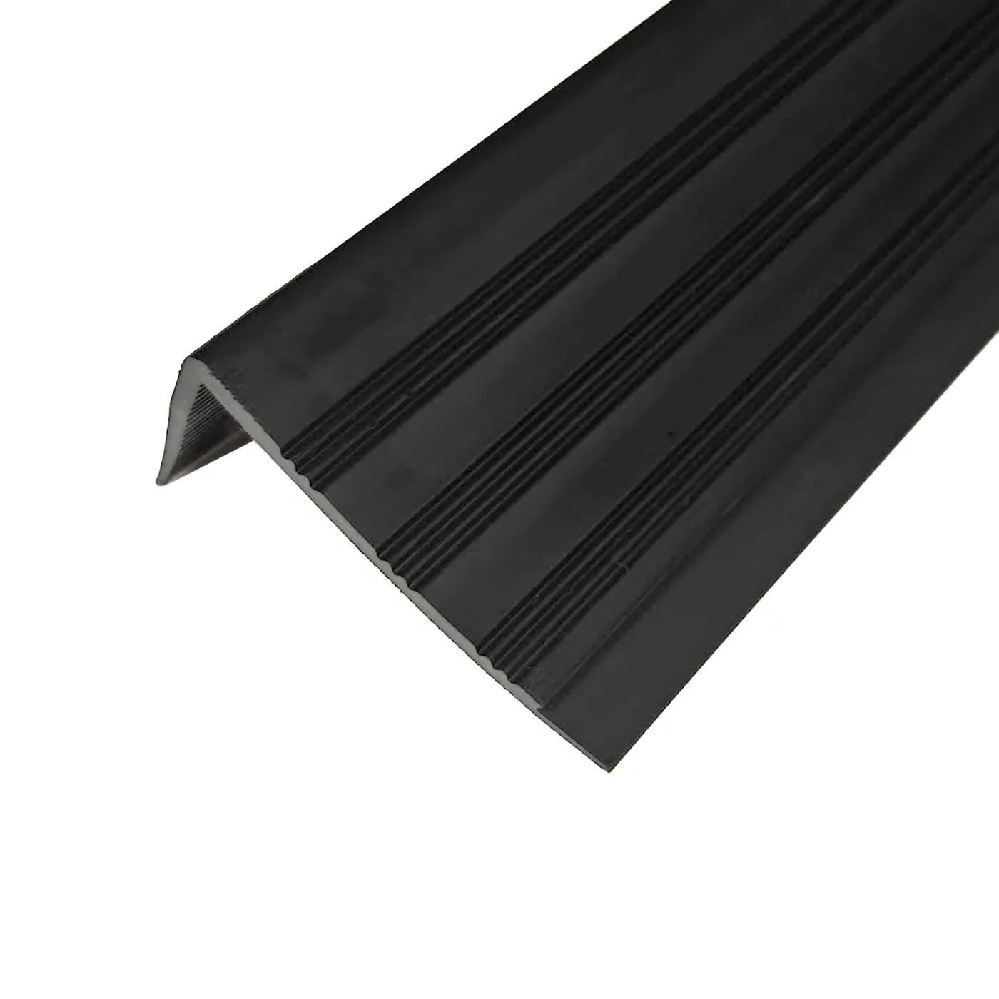 Černá plastová (PVC) protiskluzová schodová hrana F600 - délka 250 cm, šířka 8,2 cm, výška 4,5 cm