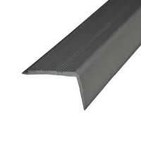 Šedá plastová (PVC) protiskluzová schodová hrana F280 - délka 150 cm, šířka 8,2 cm, výška 4,5 cm