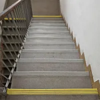 Černá plastová (PVC) protiskluzová schodová hrana F600 - délka 150 cm, šířka 8,2 cm, výška 4,5 cm