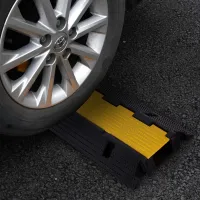 Černo-žlutý gumový kabelový most (1x15x35) FLOMA CPR71 - délka 100 cm, šířka 25 cm, výška 3 cm