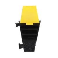 Černo-žlutý gumový rohový kabelový most (3x55x65) s víkem "levá zatáčka" FLOMA CPR63 - délka 30 cm, šířka 50 cm, výška 7 cm