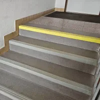 Hnědá plastová (PVC) protiskluzová schodová hrana F560 - délka 150 cm, šířka 8,2 cm, výška 4,5 cm