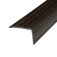 Hnědá plastová (PVC) protiskluzová schodová hrana F545 - délka 150 cm, šířka 8,2 cm, výška 4,5 cm