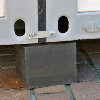 Plastový podkládací blok "0P" FLOMA PC10 - délka 23,8 cm, šířka 23,8 cm, výška 2,6 cm