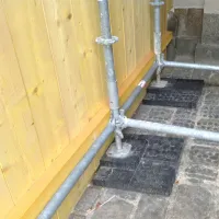 Plastový podkládací blok "4P" FLOMA PC10 - délka 23,8 cm, šířka 23,8 cm, výška 2,6 cm