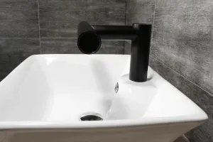 Vysoušeče rukou ve vodovodní baterii