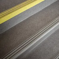 Žlutá plastová (PVC) protiskluzová schodová hrana F421 - délka 150 cm, šířka 8,2 cm, výška 4,5 cm