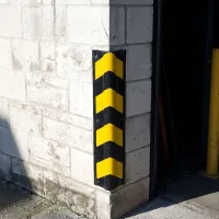 Černo-žlutá gumová ochrana rohů zdí, stěn FLOMA WP41 - délka 80 cm, šířka 10 x 10 cm, tloušťka 1 cm