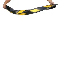 Černo-žlutá gumová ochrana rohů zdí, stěn FLOMA WP93 - délka 120 cm, šířka 10 x 10 cm, tloušťka 1 cm