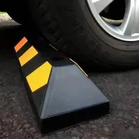 Černo-žlutý gumový parkovací doraz FLOMA WS31 - délka 56 cm, šířka 16 cm, výška 10 cm