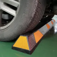 Černo-žlutý gumový parkovací doraz FLOMA WS44 - délka 183 cm, šířka 15 cm, výška 10 cm