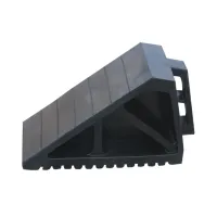 Černý gumový zakládací klín pod kola FLOMA WCF31 - délka 27 cm, šířka 12 cm, výška 18 cm