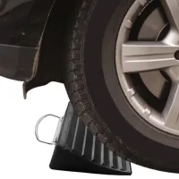 Černý gumový zakládací klín pod kola FLOMA WCF32 - délka 17 cm, šířka 15 cm, výška 11 cm Černý gumový zakládací klín pod kola FLOMA WCF32 - délka 17 cm, šířka 15 cm, výška 11 cm