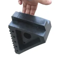 Černý gumový zakládací klín pod kola FLOMA WCF63 - délka 20 cm, šířka 10 cm, výška 15 cm Černý gumový zakládací klín pod kola FLOMA WCF63 - délka 20 cm, šířka 10 cm, výška 15 cm