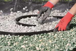 Černý plastový zahradní obrubník - délka 800 cm, šířka 8,4 cm, výška 5,7 cm