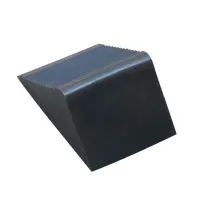 Černý gumový zakládací klín pod kola FLOMA WCF67 - délka 12,5 cm, šířka 7,5 cm, výška 6 cm