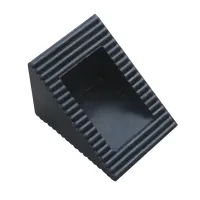 Černý gumový zakládací klín pod kola FLOMA WCF67 - délka 12,5 cm, šířka 7,5 cm, výška 6 cm