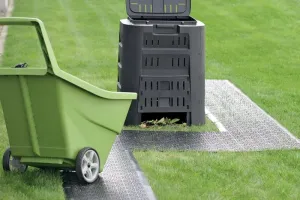 Černá plastová děrovaná terasová dlažba - délka 39,7 cm, šířka 39,7 cm, výška 1 cm