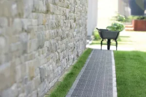 Černá plastová děrovaná terasová dlažba - délka 39,7 cm, šířka 39,7 cm, výška 1 cm