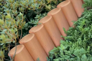 Hnědý plastový zahradní obrubník GC35 - délka 235 cm, výška 25 cm