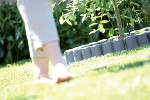 Hnědý plastový zahradní obrubník GC38 - délka 302 cm, výška 10 cm