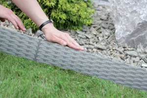 Hnědý plastový zahradní obrubník GC85 - délka 390 cm, výška 18,6 cm