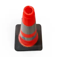 Oranžový plastový (PVC) reflexní kužel s podstavcem FLOMA CF93 - délka 36 cm, šířka 36 cm, výška 90 cm