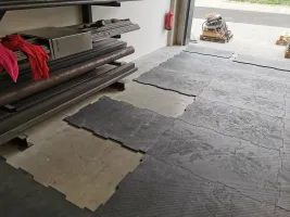 Plastová hladká kuličková puzzle podlahová deska FLOMA RePVC T621P - délka 116 cm, šířka 78 cm, výška 1,2 cm