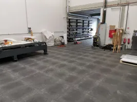 Plastová hladká kuličková puzzle podlahová deska FLOMA RePVC T621P - délka 116 cm, šířka 78 cm, výška 1,2 cm