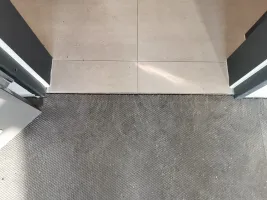 Plastová hladká kuličková puzzle podlahová deska FLOMA RePVC T621P - délka 116 cm, šířka 78 cm, výška 1,2 cm