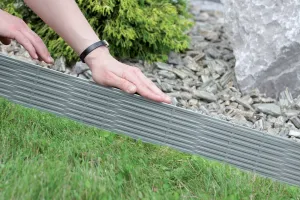 Šedý plastový zahradní obrubník GC85 - délka 390 cm, výška 18,6 cm