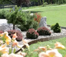 Šedý plastový zahradní obrubník GC85 - délka 390 cm, výška 18,6 cm